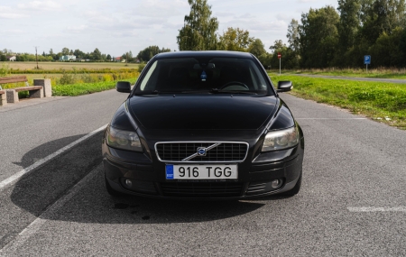 Pilt esemest 'Volvo S40'.