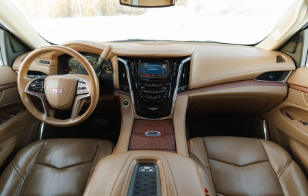 Pilt esemest 'Cadillac Escalade Platinum'.