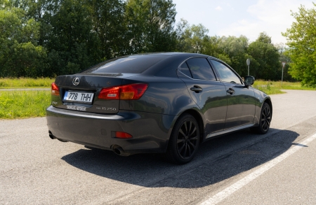 Pilt tootest 'Lexus IS250 4x4'.