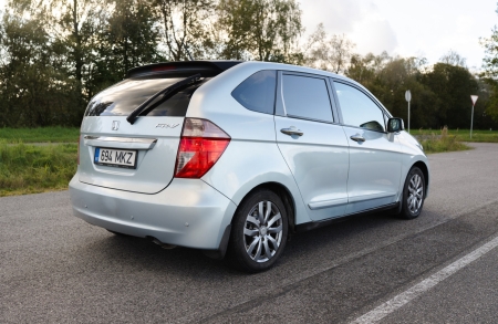 Pilt tootest 'Honda FR-V'.