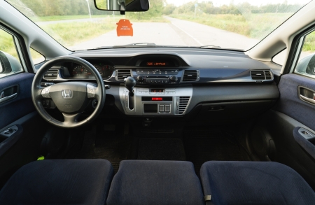 Pilt tootest 'Honda FR-V'.