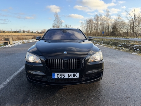 Pilt tootest 'BMW 750 xDrive 300kw'.