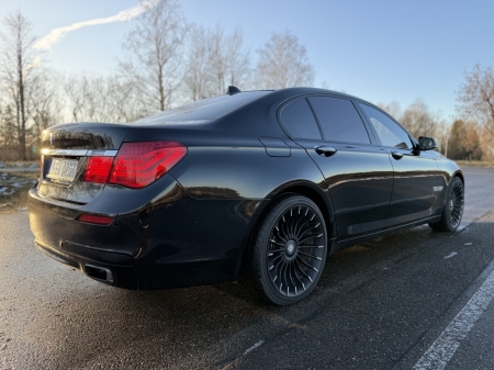 Pilt tootest 'BMW 750 xDrive 300kw'.