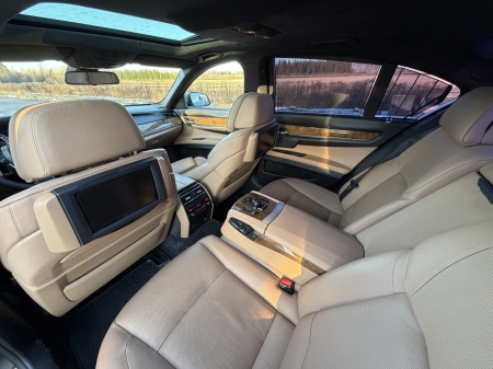 Pilt tootest 'BMW 750 xDrive 300kw'.