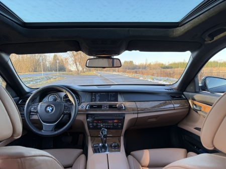 Pilt tootest 'BMW 750 xDrive 300kw'.
