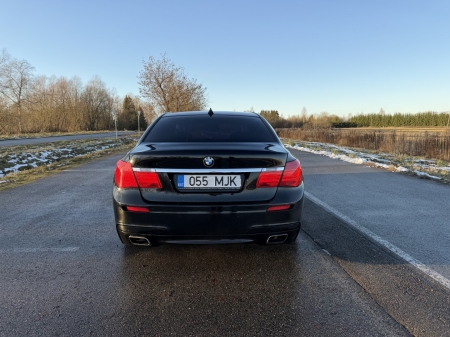 Pilt tootest 'BMW 750 xDrive 300kw'.