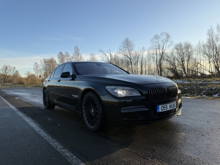 Pilt tootest 'BMW 750 xDrive 300kw'.