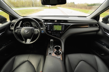 Pilt tootest 'Toyota Camry Hübriid Automaat. TALLINN'.