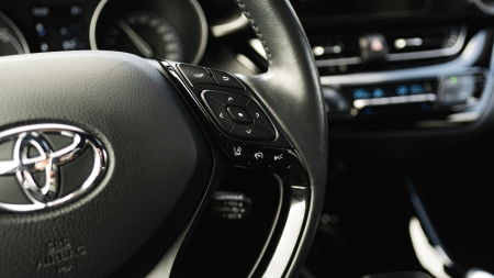 Pilt tootest '2023 Toyota C-HR hübriid. TALLINN'.