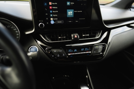 Pilt tootest '2023 Toyota C-HR hübriid. TALLINN'.