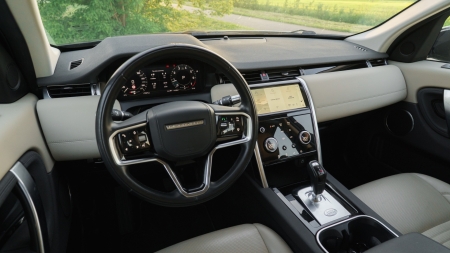 Pilt tootest 'Land Rover Discovery Sport. TALLINN'.