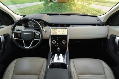 Pilt tootest 'Land Rover Discovery Sport. TALLINN'.
