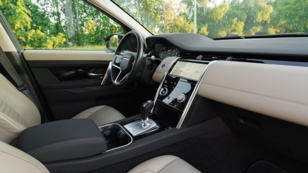 Pilt tootest 'Land Rover Discovery Sport. TALLINN'.